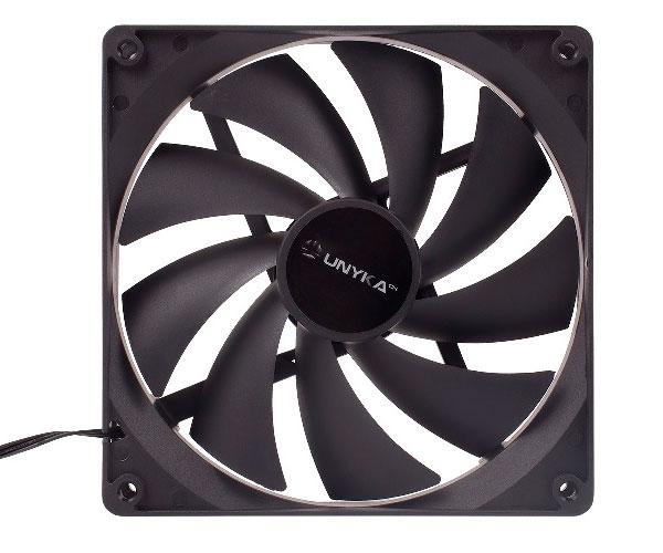 Ventilador interno Unykach 80mm (8x8cm) / 7 Aspas / 3 Pines / Negro 51786